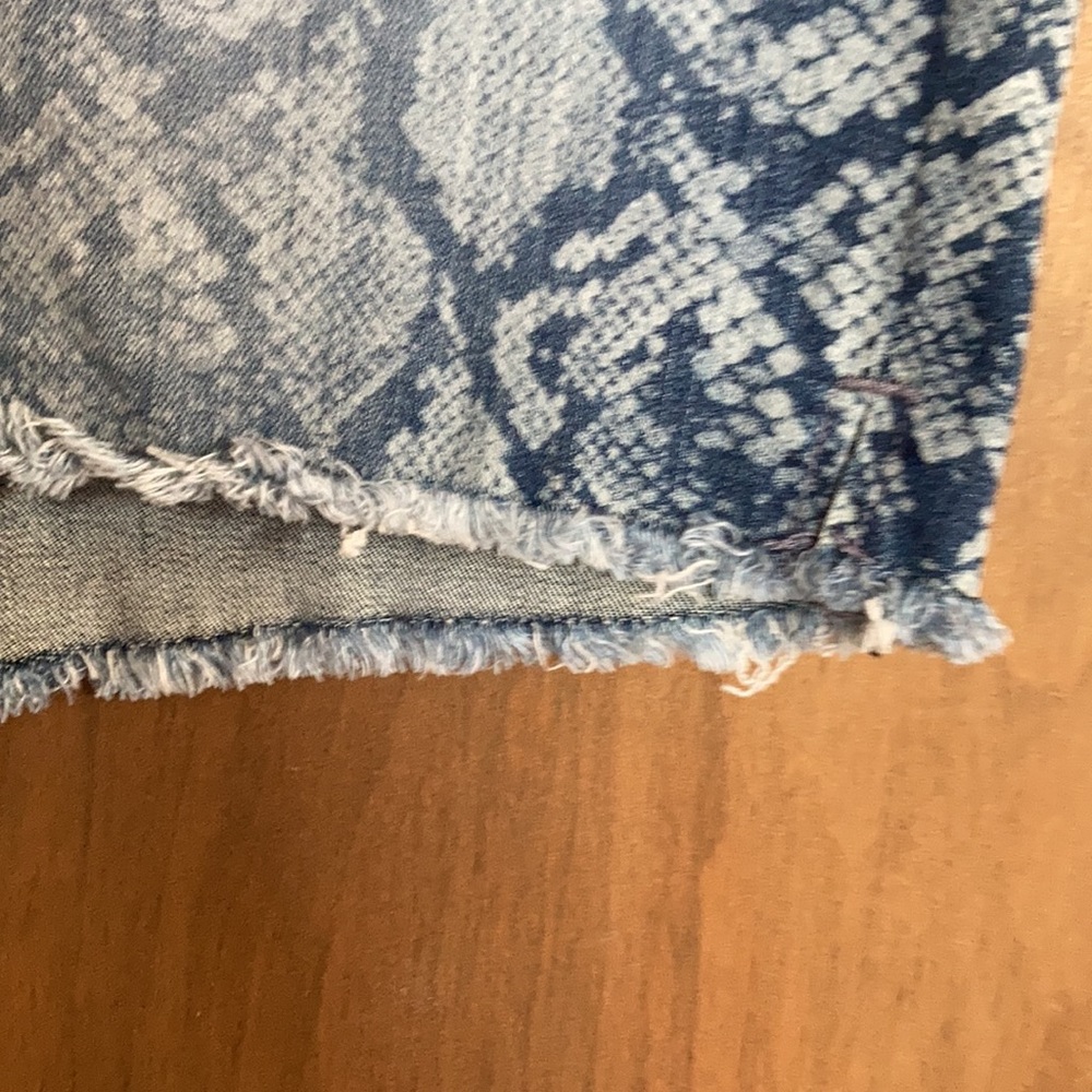 💜$15ifbundle3 Seven7 python print fray hem denim weekend short size 12 - Picture 8 of 17